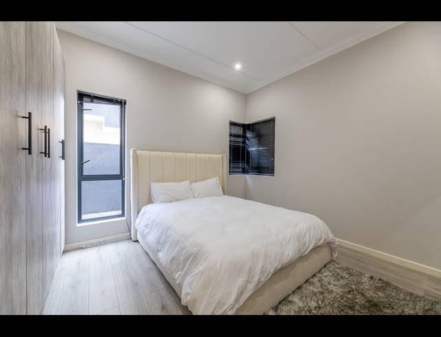 2 BEDROOM APARTMENT FOR SALE IN BRYANSTON